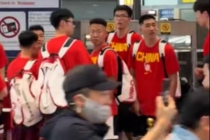 媒体人：中国男篮在机场偶遇赵雅芝 被赵的粉丝团震惊了-ix