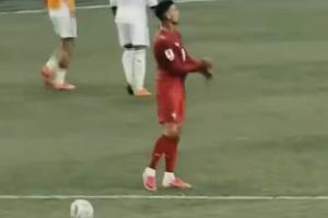 实拍西班牙绝杀后C罗反应：不断比划手势，似乎在催促队友开球-1k