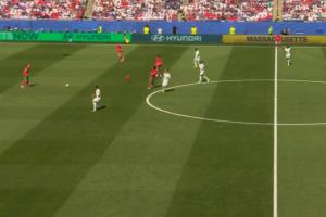 乱入！一个红色气球飞入法国vs摩洛哥球场，在场内足足飘了1分钟-65