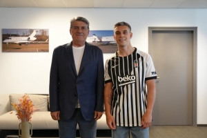 贝西克塔斯官方晒出特罗萨德照片，球员已穿上贝西克塔斯球衣-s5