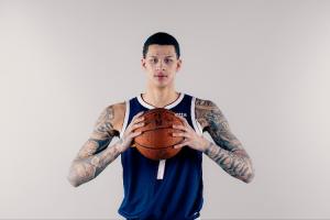 运动能力不俗！35号秀布拉齐尔17中7拿19分8板3帽 正负值+11